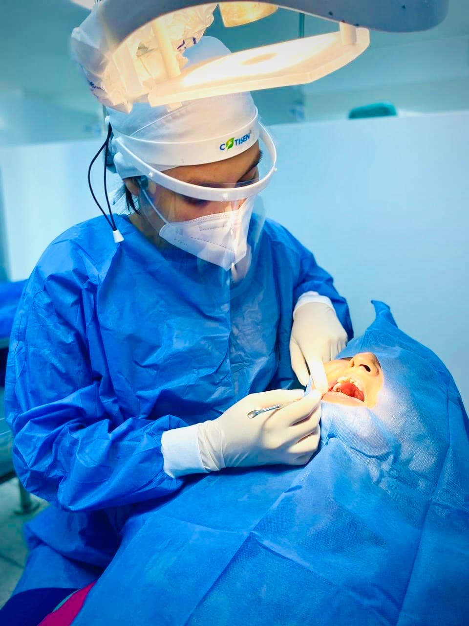 Dra. Sharon Leiva realizando un procedimiento dental